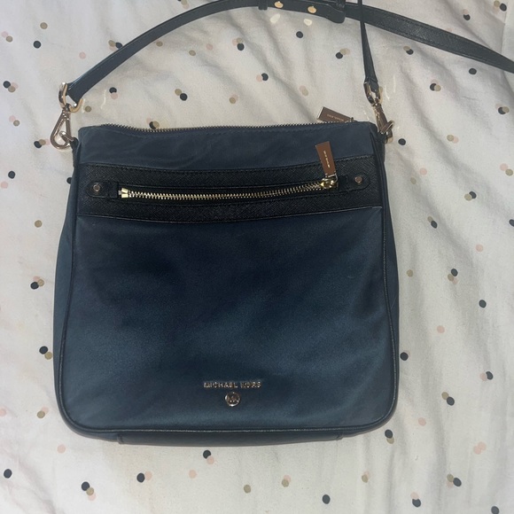 Micheal Kors navy blue cross body - Picture 1 of 2
